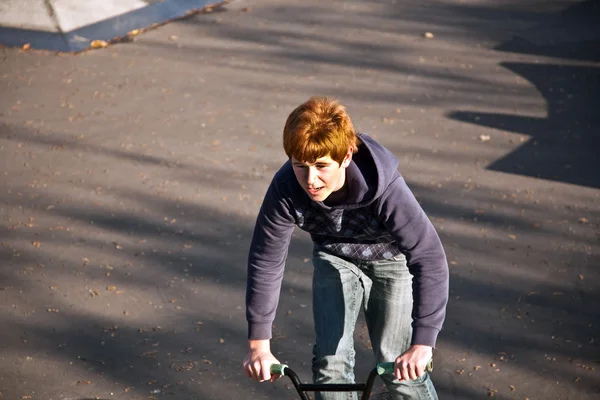 Мальчик едет на велосипеде в скейтпарк — стоковое фото
