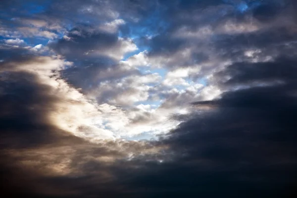 Άσπρα σύννεφα στον όμορφο ουρανό — Φωτογραφία Αρχείου