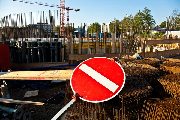 Schild Einbahnstraße vor dem Kran an der Baustelle — Stockfoto