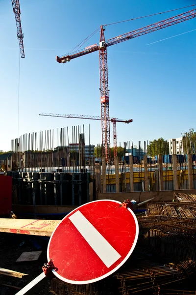 Sign one-end-street in front of the crane at the building site — Stock Photo, Image