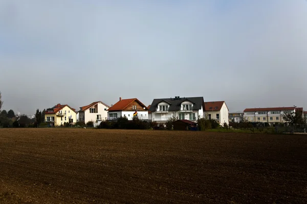 Nuevo asentamiento en la frontera de acres, sitio de construcción de casas unifamiliares —  Fotos de Stock