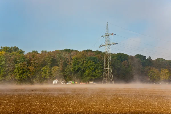 Pylône sera mis en place par temps brumeux dans un beau paysage avec acre — Photo