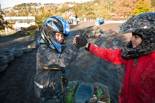 孩子喜欢与四人自行车在泥泞四赛道比赛 — 图库照片