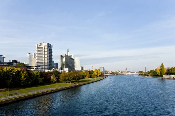Skyline Frankfurt friedensbruecke görülen vonskyline — Stok fotoğraf