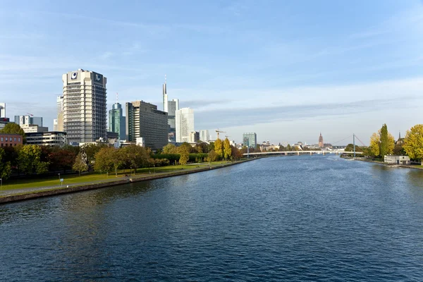 Skyline Frankfurt friedensbruecke görülen vonskyline — Stok fotoğraf