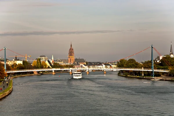 Skyline vonFrankfurt von der friedensbrücke aus gesehen — Stockfoto