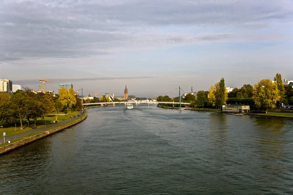 Vonskyline panoramę Frankfurtu z friedensbruecke — Zdjęcie stockowe