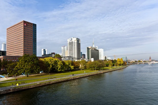 Skyline vonskyline Frankfurt nähtynä Friedensbruecke — kuvapankkivalokuva