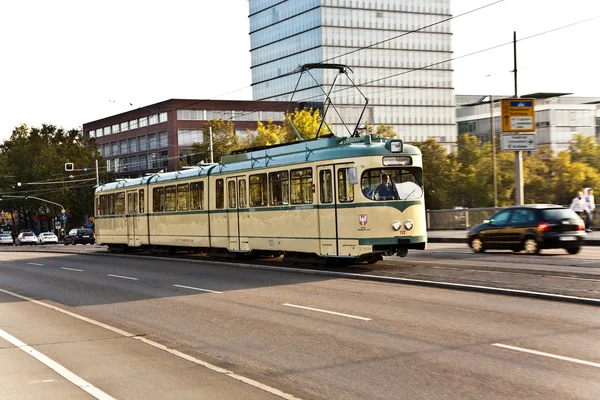 Historische tram, trolley koffer op de friedensbruecke in frankfurt — Stockfoto