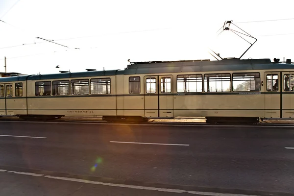 Исторический трамвай, трамвай на Фриденсбрюкке во Франкфурте — стоковое фото