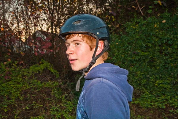 Мальчик счастлив и расслаблен от езды на велосипеде — стоковое фото