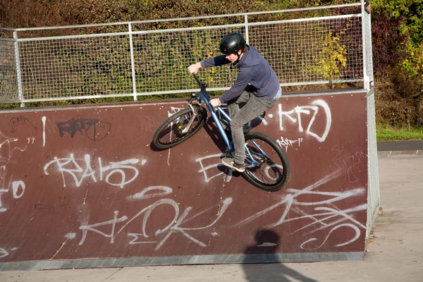 Мальчик с велосипедом в скейт-парке — стоковое фото