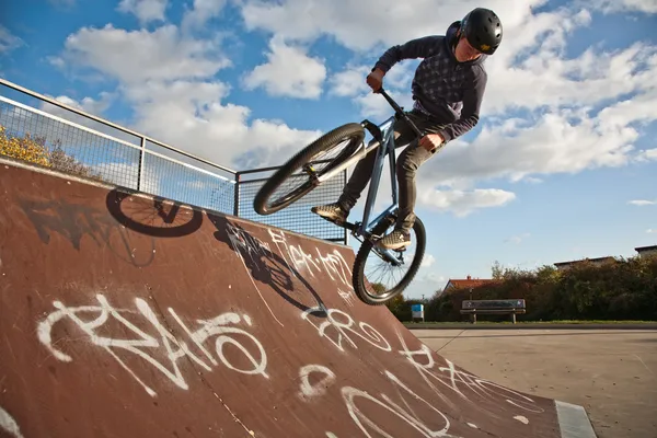 Junge mit Fahrrad im Skatepark — Stockfoto