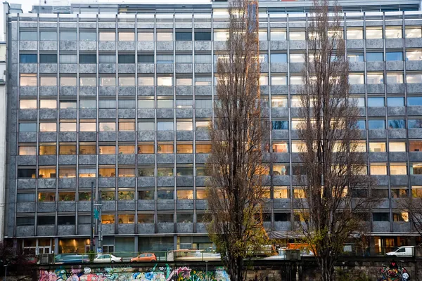 Stora hus med lägenheter i centrum av Wien ser väldigt strukturerad — Stockfoto