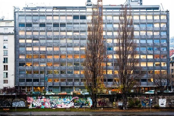 Grandes maisons avec des appartements dans le centre de la vienne à l'air très structuré — Photo
