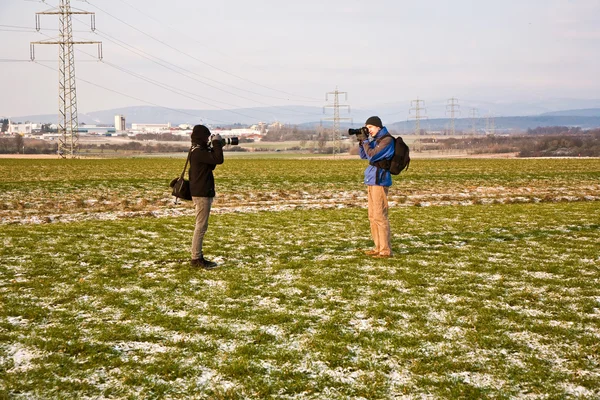 Teenager fotografiert beim Natur-Fotoshooting — Stockfoto