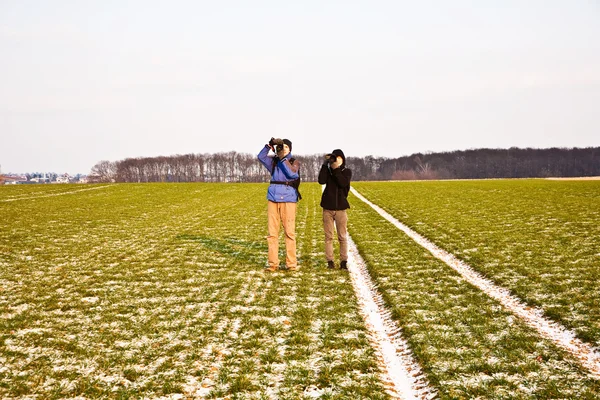 Reifenspuren auf Feld mit Strommast im Winter — Stockfoto