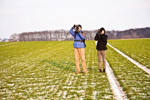 Teenager taking pictures at a nature foto shooting — Stock Photo, Image