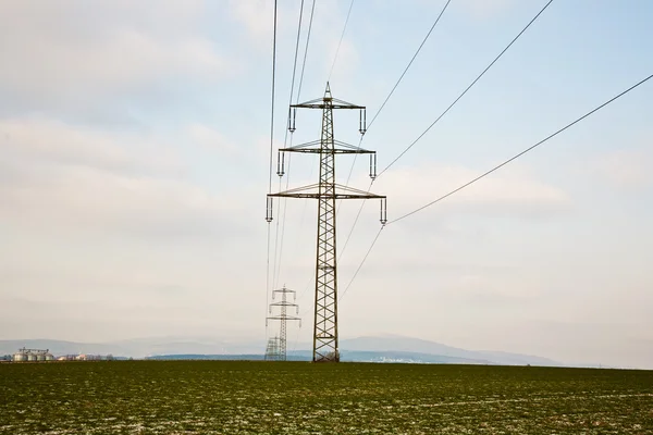 Torre elétrica no inverno inm paisagem rural — Fotografia de Stock
