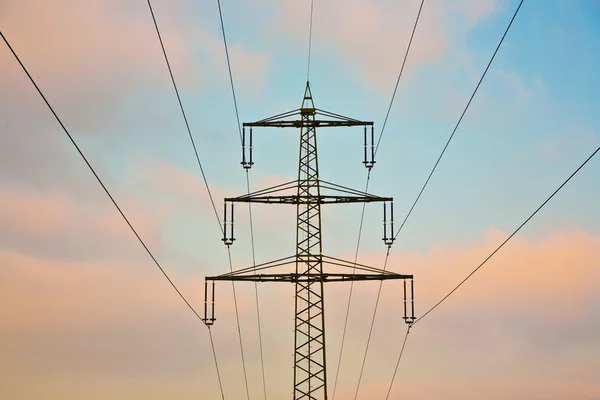 Torre elétrica no inverno inm paisagem rural — Fotografia de Stock