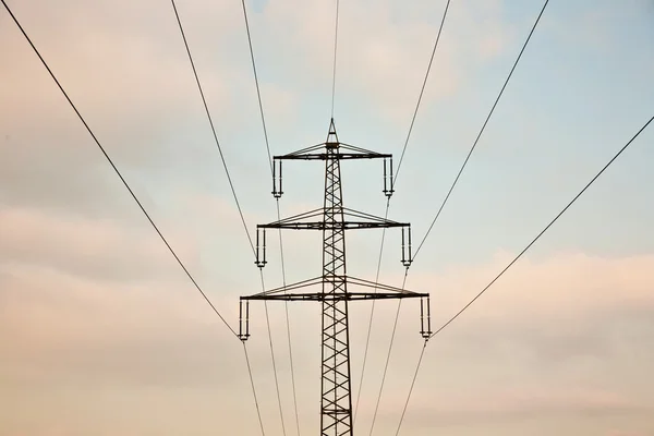 Електрична вежа взимку в сільському ландшафті — стокове фото