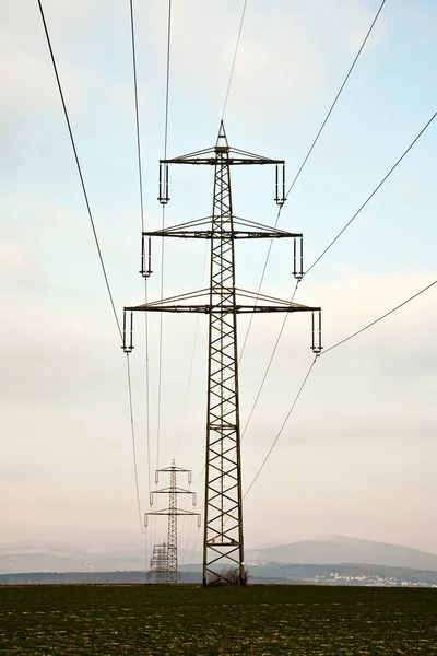 Ηλεκτρικές πύργος στο χειμώνα inm αγροτικού τοπίου — Φωτογραφία Αρχείου