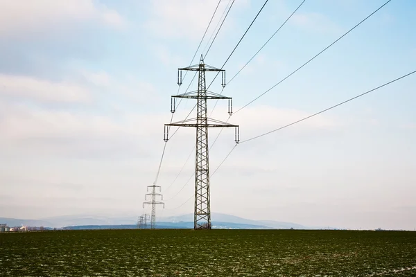 หอไฟฟ้าในฤดูหนาวนักโทษภูมิทัศน์ชนบท — ภาพถ่ายสต็อก