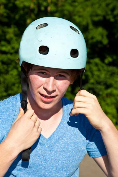 Retrato de menino bonito com capacete na natureza — Fotografia de Stock
