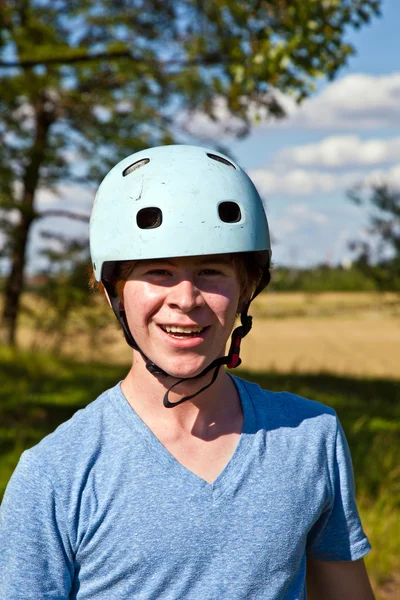 Porträt eines niedlichen Jungen mit Helm in der Natur — Stockfoto