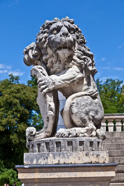 狮子在慕尼黑宁芬堡城堡公园 — 图库照片