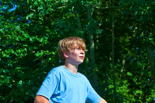 Menino bonito suando após esportes ao ar livre na natureza — Fotografia de Stock
