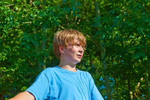 Симпатичный мальчик, потеющий после занятий спортом на природе — стоковое фото