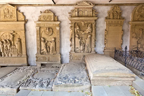 中世都市マルクトブロイの墓地の歴史的墓石 — ストック写真