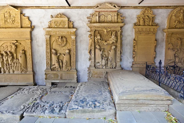 Pierres tombales historiques dans le cimetière de la ville médiévale marktbreit — Photo