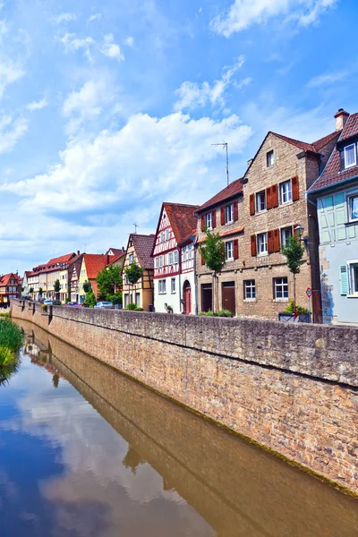 Middeleeuwse huizen op rivier breitbach in marktbreit — Stockfoto