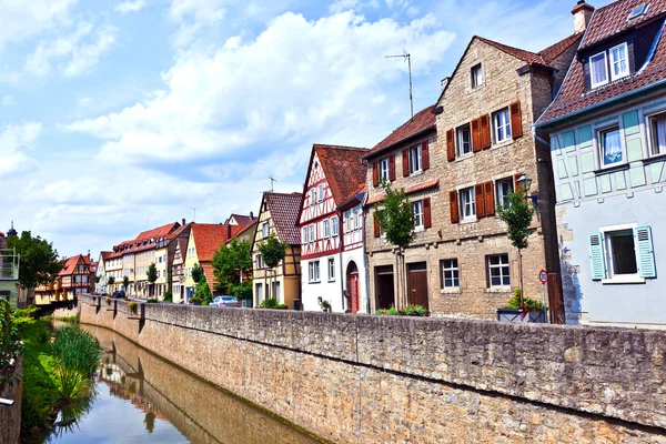 Středověké domy u řeky breitbach v marktbreit — Stock fotografie