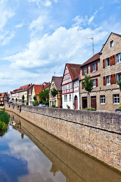 Case medievali al fiume Breitbach a Marktbreit — Foto Stock