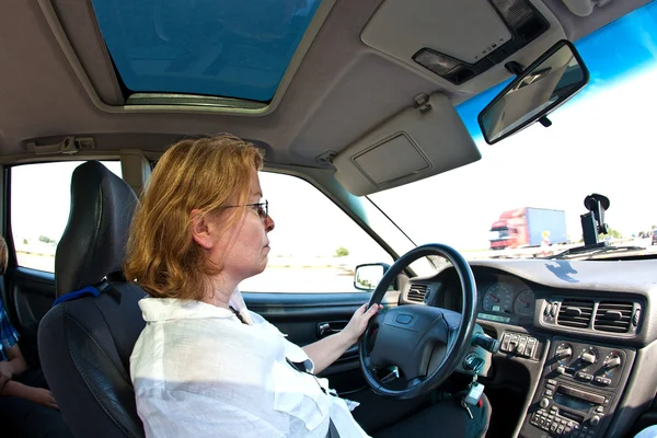고속도로에서 차를 운전 하는 아름 다운 여자 — 스톡 사진