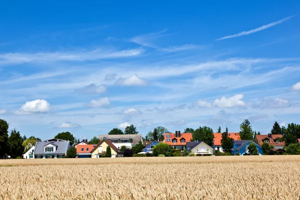 Zona habitacional na paisagem rural — Fotografia de Stock