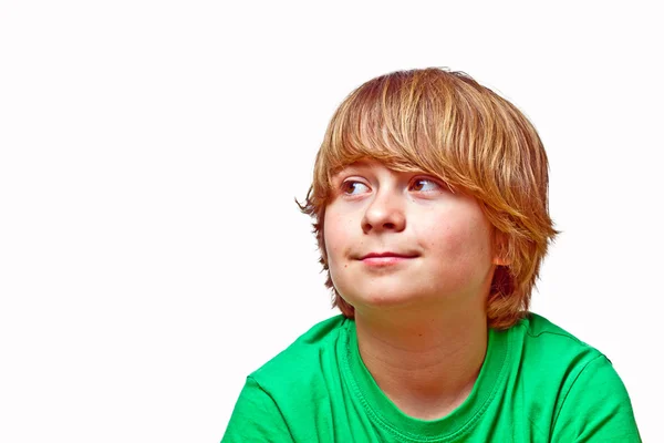 Yeşil gömlek gülümseyen sevimli çocuk portresi — Stok fotoğraf