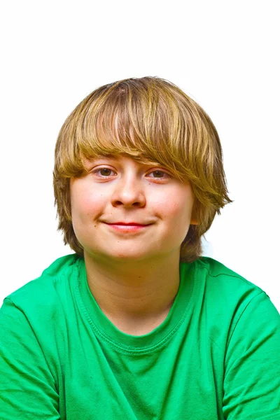Portrét roztomilý usměvavý chlapec s zelené tričko — Stock fotografie
