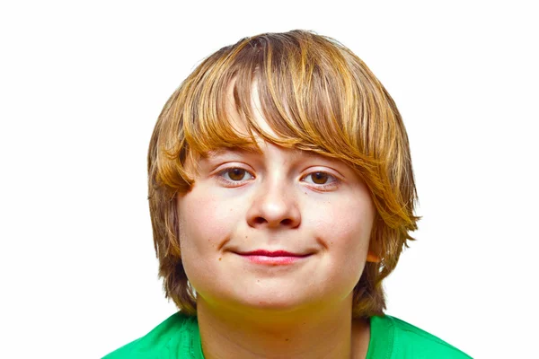 Portret van schattige lachende jongen met groene shirt — Stockfoto