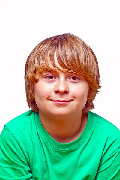 Portrét roztomilý usměvavý chlapec s zelené tričko — Stock fotografie