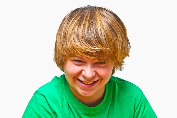 Ritratto di carino ragazzo sorridente con camicia verde — Foto Stock