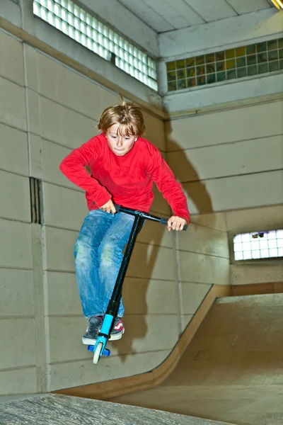 Rapaz a saltar com a sua scooter — Fotografia de Stock