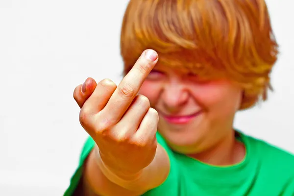 Pojke visar fingret — Stockfoto