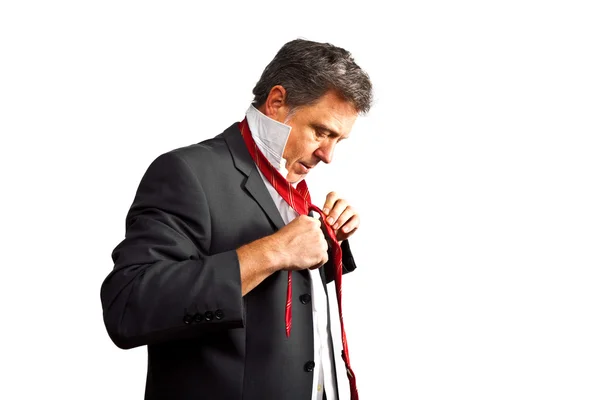 Бизнесмен, повязывающий галстук — стоковое фото