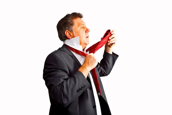 Hombre de negocios atando su corbata —  Fotos de Stock
