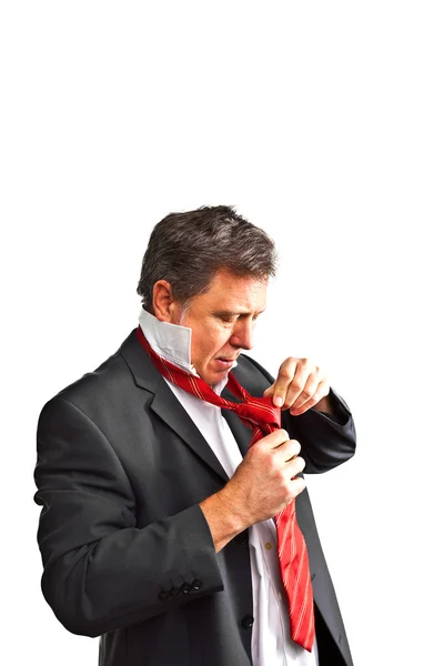 Бізнесмен зв'язуючи краватку — стокове фото