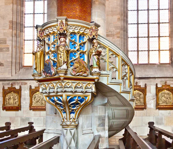 Slavný starý kostel svatého Jiří ve středověkém městě dinkelsbuehl v — Stock fotografie